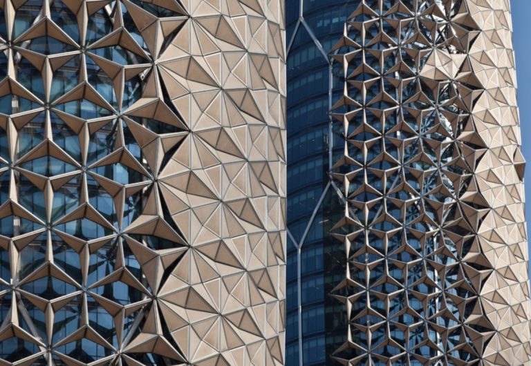 Sombreamento Adaptativo em fachada - Al Bahr Towers, Abu Dhabi por Aedas Architects.